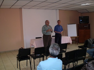 Mike palestrando, José Roberto sentado